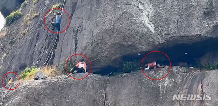 베트남에서 등산객 일행이 제대로 된 장비 없이 맨손으로 수십 미터 높이의 바위산을 올라가는 영상이 소셜미디어(SNS)에 공개돼 논란이 됐다. 출처 : @tuoitre *재판매 및 DB 금지