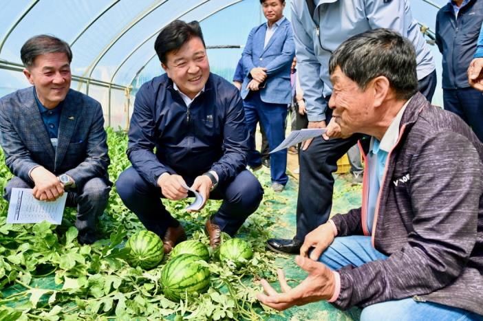 [예산=뉴시스] 최재구 예산군수가 애플수박 출하현장에서 생산농업인들과 대화를 나누고 있다.  *재판매 및 DB 금지