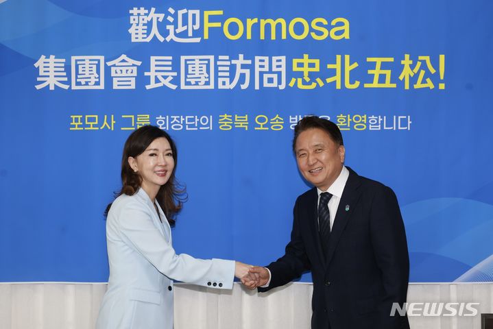 [청주=뉴시스] 이도근 기자= 대만 포모사 그룹 상무위원인 샌디 왕(왼쪽) 포모사 바이오 회장이 14일 충북 청주 오송을 찾아 김영환 지사와 악수하고 있다. (사진=충북도 제공) 2024.5.14. photo@newsis.com&nbsp; *재판매 및 DB 금지