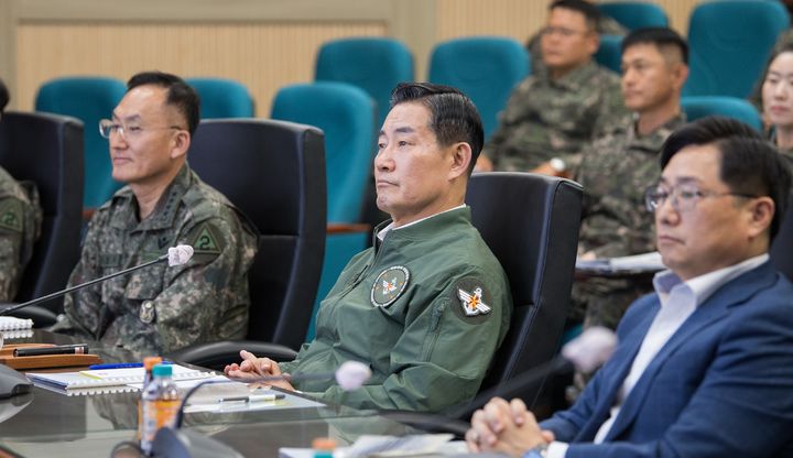 [서울=뉴시스] 신원식 국방부장관이 14일, 육군 제2작전사령부를 방문해 육군 제2작전사령부 작전처장으로부터 작전 현황을 보고받고 있다. (사진=국방부 제공) 2024.05.14. photo@newsis.com *재판매 및 DB 금지