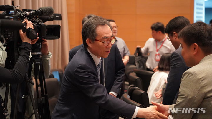 [베이징=뉴시스]조태열 외교부 장관이 14일 중국 베이징 차오양구 주(駐)중국한국대사관에서 언론사 특파원들과 기자간담회를 가졌다. 사진은 기자간담회에 앞서 특파원들과 인사를 나누고 있는 조 장관.(사진=베이징특파원 공동취재단) 2024.5.14 photo@newsis.com