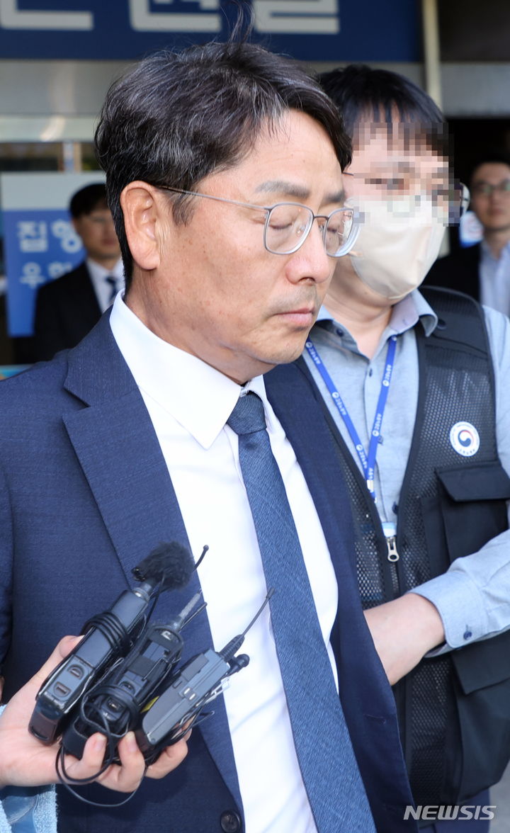 [군산=뉴시스] 김얼 기자 = 김철희 세아베스틸 대표가 14일 전북 군산시 전주지방법원 군산지원에서 구속 전 피의자 심문(영장실질심사)을 마치고 고용노동부 특별사법경찰관에 이끌려 호송차로 이동하고 있다. 2024.05.14. pmkeul@newsis.com