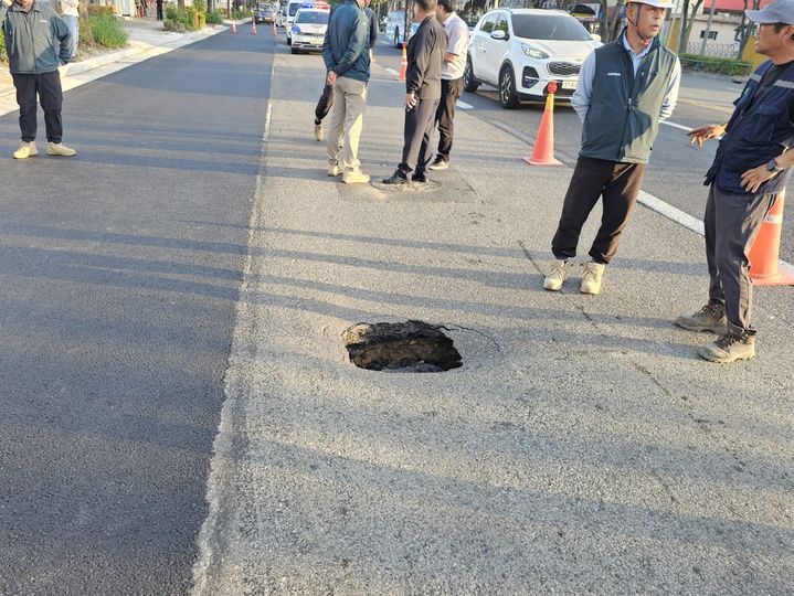 [진주=뉴시스]진주시 상평동 발생한 싱크홀 모습.(사진=독자제공).2024.05.14.photo@newsis.com *재판매 및 DB 금지