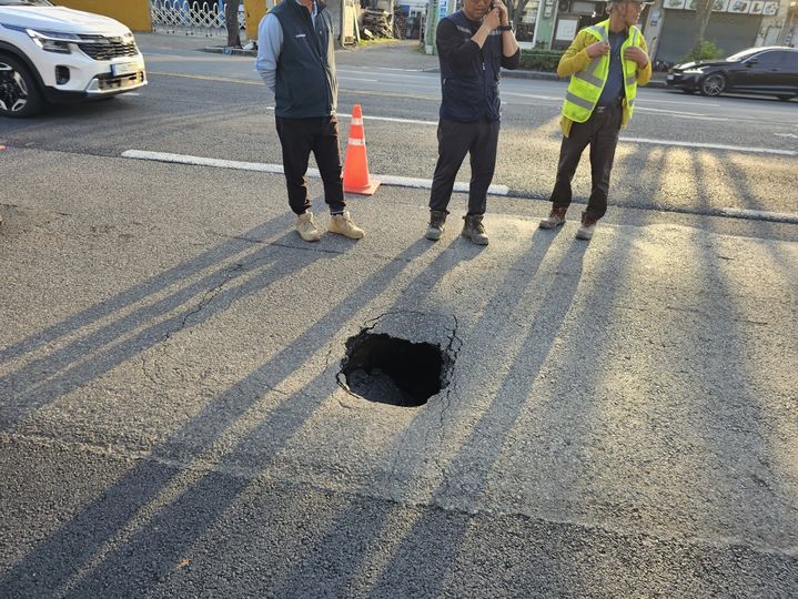 [진주=뉴시스] 진주시 상평동에서 14일 발생한 싱크홀 모습.(사진=독자 제공).2024.05.14.photo@newsis.com *재판매 및 DB 금지