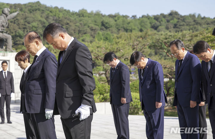 [서울=뉴시스] 정병혁 기자 = 황우여 국민의힘 비상대책위원장과 추경호 원내대표 등 국민의힘 신임 지도부가 14일 서울 동작구 국립서울현충원 현충탑에서 묵념하고 있다. 2024.05.14. jhope@newsis.com