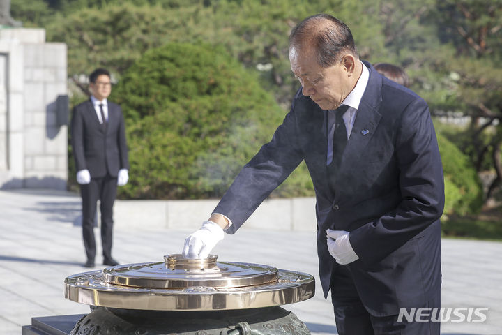 [서울=뉴시스] 정병혁 기자 = 황우여 국민의힘 비상대책위원장이 14일 서울 동작구 국립서울현충원을 찾아 현충탑에 분향하고 있다. 2024.05.14. jhope@newsis.com
