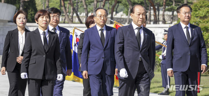 [서울=뉴시스] 정병혁 기자 = 황우여 국민의힘 비상대책위원장과 추경호 원내대표 등 국민의힘 신임 지도부가 14일 서울 동작구 국립서울현충원을 찾아 현충탑 참배를 마친 뒤 이동하고 있다. 2024.05.14. jhope@newsis.com