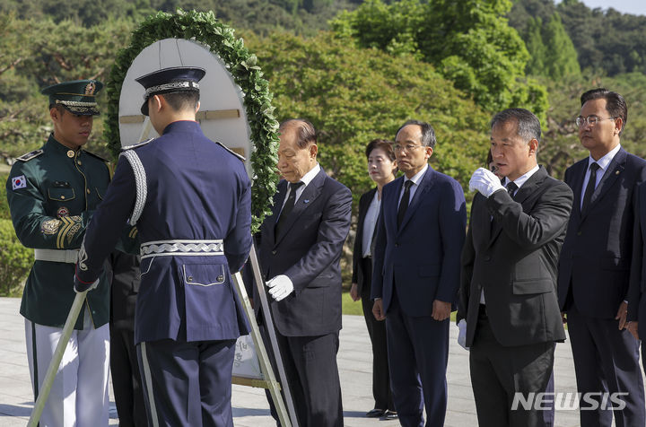 [서울=뉴시스] 정병혁 기자 = 황우여 국민의힘 비상대책위원장과 추경호 원내대표 등 국민의힘 신임 지도부가 14일 서울 동작구 국립서울현충원을 찾아 현충탑을 참배하고 있다. 2024.05.14. jhope@newsis.com