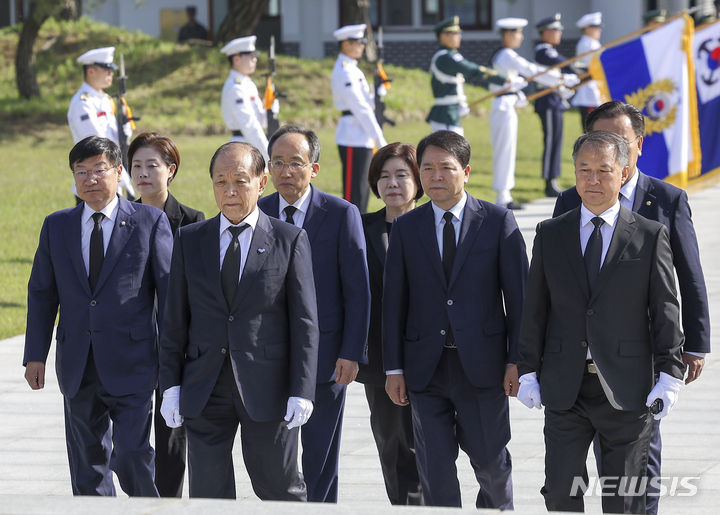 [서울=뉴시스] 정병혁 기자 = 황우여 국민의힘 비상대책위원장과 추경호 원내대표 등 국민의힘 신임 지도부가 14일 서울 동작구 국립서울현충원을 찾아 현충탑을 참배하기 위해 이동하고 있다. 2024.05.14. jhope@newsis.com