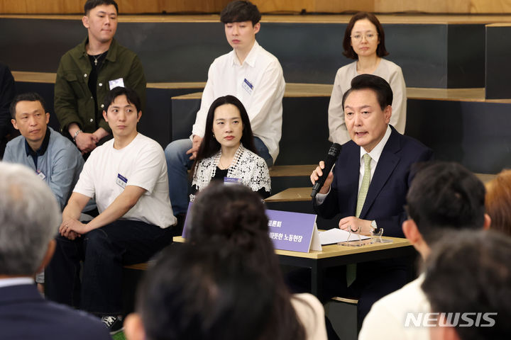 [서울=뉴시스] 조수정 기자 = 윤석열 대통령이 14일 서울 중구 서울고용복지플러스센터에서 '고맙습니다. 함께 보듬는 따뜻한 노동현장' 주제로 열린 스물다섯 번째 국민과 함께하는 민생토론회에서 발언하고 있다. 2024.05.14. chocrystal@newsis.com