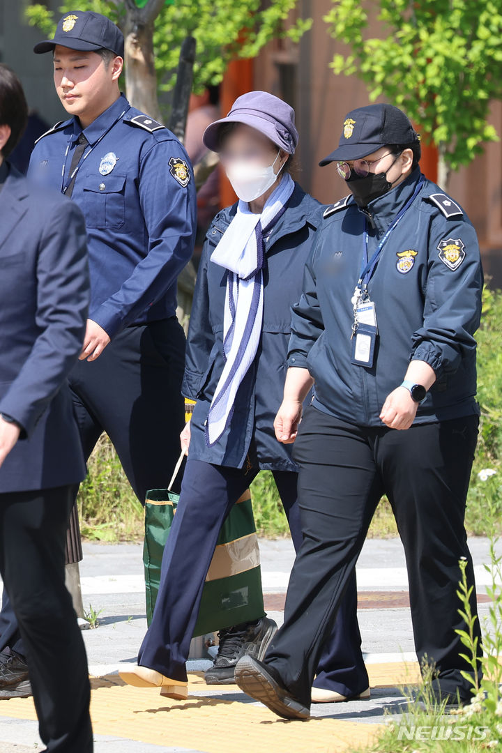 [서울=뉴시스] 최진석 기자 = 잔고증명서를 위조한 혐의로 복역 중인 윤석열 대통령의 장모 최은순 씨가 14일 서울 송파구 서울동부구치소에서 가석방되고 있다. 앞서 법무부 가석방심사위원회(심사위)는 지난 8일 최씨에 관한 가석방 심사를 진행한 뒤 만장일치로 적격 판단을 내렸다. (공동취재) 2024.05.14. photo@newsis.com