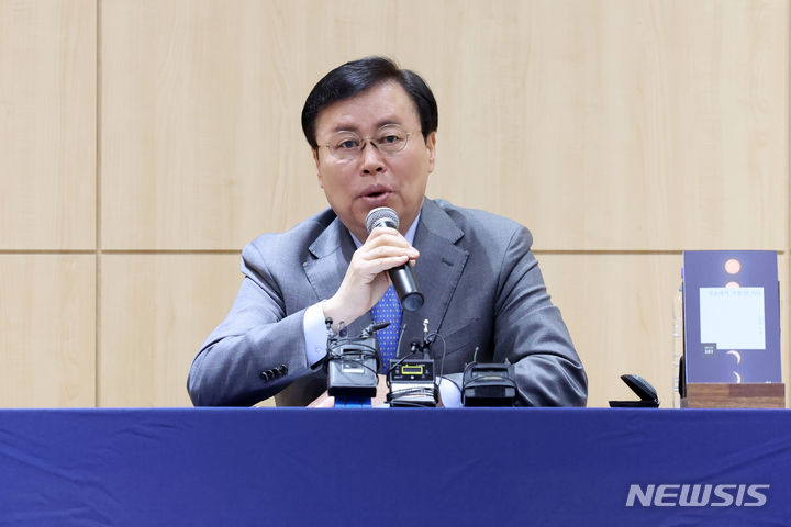 [서울=뉴시스] 박진희 기자 = 도종환 시인이 14일 서울 마포구 창비서교빌딩에서 시집 '정오에서 가장 먼 시간'(창비시선 501) 출간 기념 기자간담회를 하고 있다. 시집은 올해 등단 40주년을 맞이한 시인은 3선 국회의원이자 문화체육관광부장관으로 현실정치에 참여하는 동안 “전쟁 같은 일상”을 살아온 “고뇌의 흔적들”(시인의 말)을 진솔한 언어로 토로했다. 동시에 자연을 사랑하는 한 인간으로서 삶에 대한 진지한 반성을 순환하는 계절의 흐름에 실어 섬세하고 정갈한 목소리로 들려준다. 2024.05.14. pak7130@newsis.com