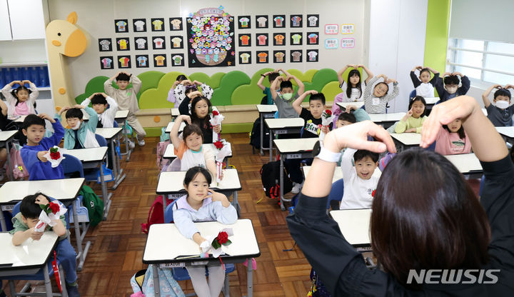 [부산=뉴시스] 하경민 기자 = 스승의 날을 하루 앞둔 14일 부산 남구 용소초등학교 2학년 교실에서 학생들이 담임 교사에게 손하트를 만들어 보이고 있다. 2024.05.14. yulnetphoto@newsis.com