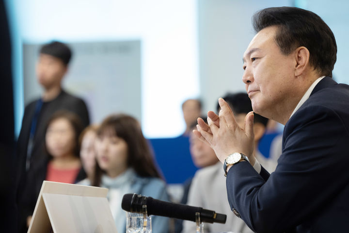 [서울=뉴시스] 윤석열 대통령이 14일 서울 중구 서울고용복지플러스센터에서 '고맙습니다. 함께 보듬는 따뜻한 노동현장' 주제로 열린 스물다섯 번째 국민과 함께하는 민생토론회에서 참석자들의 발언을 경청하고 있다. (사진=대통령실 제공) 2024.05.14. photo@newsis.com *재판매 및 DB 금지