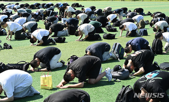 [용인=뉴시스] 김종택기자 = 14일 경기도 용인시 육군 제55보병사단에서 열린 현역병 입영 문화제에서 입영자들이 부모님을 향해 큰절을 하고 있다. 2024.05.14. jtk@newsis.com