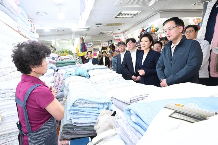 [서울=뉴시스] 최상목 부총리 겸 기획재정부 장관이 14일 오후 오영주 중소벤처기업부 장관, 김소영 금융위 부위원장, 이재연 서민금융진흥원장 등과 함께 고금리 부담 등으로 어려움을 겪고 있는 상인들을 만나기 위해 서울 중구에 위치한 남대문시장을 방문해 상인의 애로사항을 청취하고 있다. (사진=기획재정부 제공) 2024.05.14. photo@newsis.com *재판매 및 DB 금지