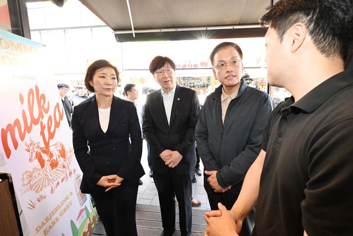 [서울=뉴시스] 최상목 부총리 겸 기획재정부 장관이 14일 오후 오영주 중소벤처기업부 장관, 김소영 금융위 부위원장 등과 함께 고금리 부담 등으로 어려움을 겪고 있는 상인들을 만나기 위해 서울 중구에 위치한 남대문시장을 방문해 상인과 대화하고 있다. (사진=기획재정부 제공) 2024.05.14. photo@newsis.com *재판매 및 DB 금지