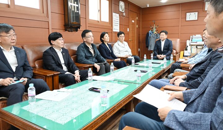 [서울=뉴시스] 최상목 부총리 겸 기획재정부 장관이 14일 오후 오영주 중소벤처기업부 장관, 김소영 금융위 부위원장, 이재연 서민금융진흥원장 등과 함께 고금리 부담 등으로 어려움을 겪고 있는 상인들을 만나기 위해 서울 중구에 위치한 남대문시장을 방문해 상인들과 간담회를 하고 있다. (사진=기획재정부 제공) 2024.05.14. photo@newsis.com *재판매 및 DB 금지