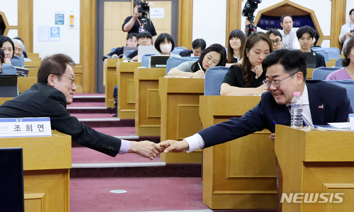 [서울=뉴시스] 조성우 기자 = 박찬대(오른쪽) 더불어민주당 원내대표와 조희연 서울시교육감이 14일 오후 서울 여의도 국회 의원회관에서 열린 서이초 특별법 추진을 위한 토론회에서 인사를 나누고 있다. 2024.05.14. xconfind@newsis.com