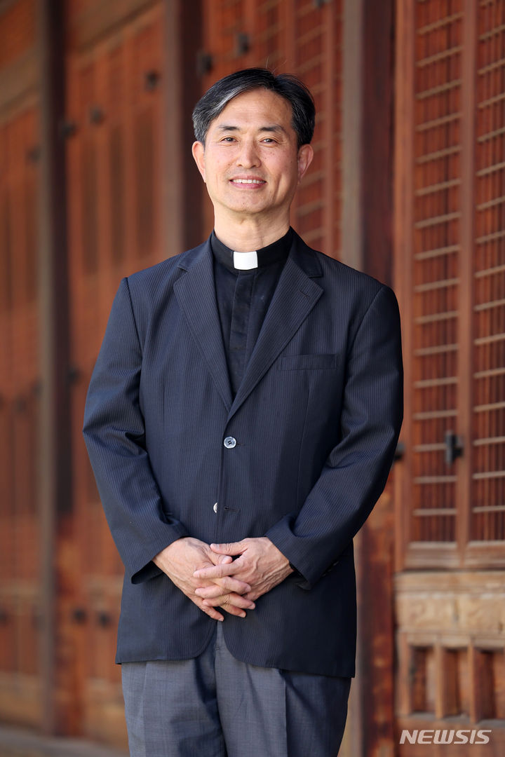 [서울=뉴시스] 박진희 기자 = 대한성공회 서울교구장(주교)에 피선된 김장환 엘리야 신부가 지난 14일 서울 중구 대한성공회 서울주교좌성당에서 인터뷰에 앞서 사진촬영을 하고 있다. 김장환 사제는 지난달 서울교구 제7대 교구장(주교)으로 선출되었다. 2024.05.18. pak7130@newsis.com
