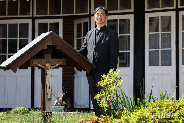 [서울=뉴시스] 박진희 기자 = 대한성공회 서울교구장(주교)에 피선된 김장환 엘리야 신부가 지난 14일 서울 중구 대한성공회 서울주교좌성당에서 인터뷰에 앞서 사진촬영을 하고 있다. 김장환 사제는 지난달 서울교구 제7대 교구장(주교)으로 선출되었다. 2024.05.18. pak7130@newsis.com