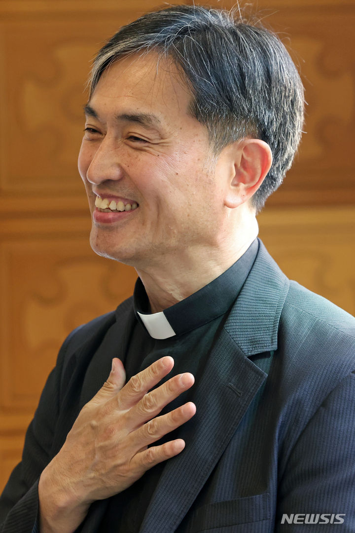 [서울=뉴시스] 박진희 기자 = 대한성공회 서울교구장(주교)에 피선된 김장환 엘리야 신부가 지난 14일 서울 중구 대한성공회 서울주교좌성당에서 인터뷰를 하고 있다. 김장환 사제는 지난달 서울교구 제7대 교구장(주교)으로 선출되었다. 2024.05.18. pak7130@newsis.com