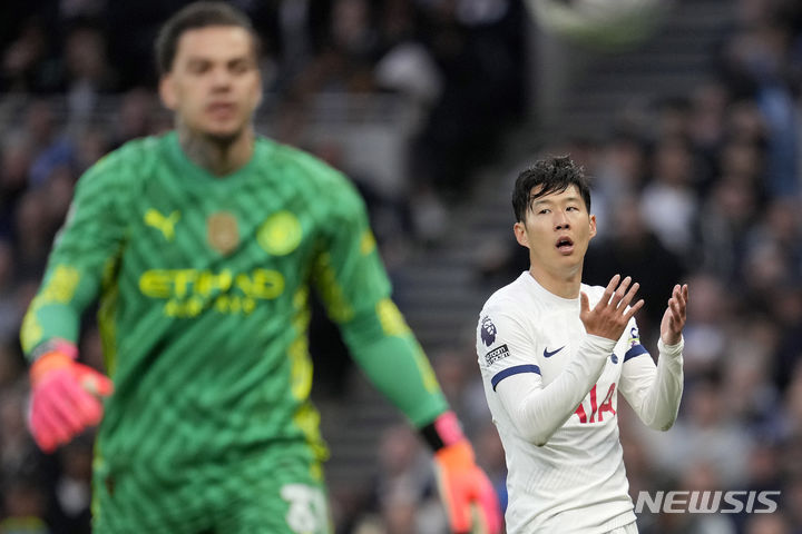 [런던=AP/뉴시스]토트넘 손흥민이 찬스를 놓친 뒤 아쉬워하고 있다. 2024.05.14.