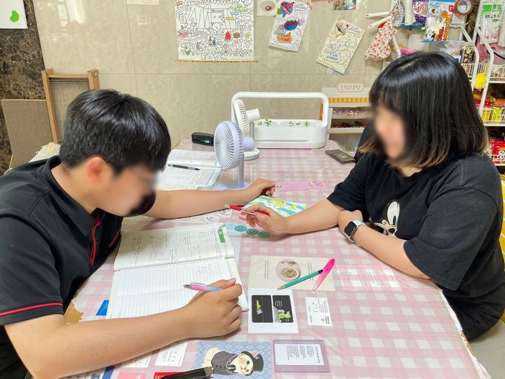 [대구=뉴시스] 정재익 기자 = 대구 서구 내당동의 한 무료 공부방에서 학생들이 공부하고 있다. 2024.05.15. jjikk@newsis.com *재판매 및 DB 금지