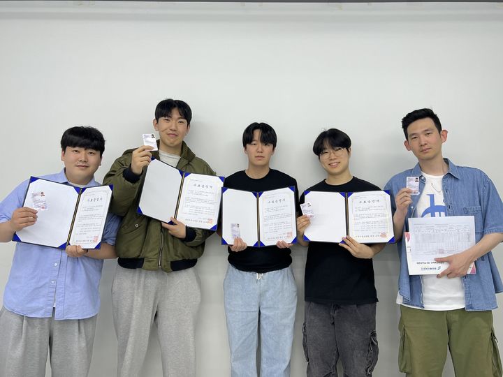 자격증 취득 학생들 *재판매 및 DB 금지