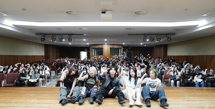 [서울=뉴시스] 성신여대 무용예술학과 겸임교수인 안무가 아이키(강혜인)는 지난 13일 수정캠퍼스 수정관 중강당에서 2024학년도 창의융합학부 신입생들을 대상으로 진로탐색 특강을 진행했다. (사진=성신여대 제공) *재판매 및 DB 금지