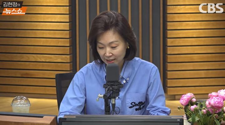 [서울=뉴시스] 라디오 방송을 진행하는 김현정 앵커가 생방송 중 이재명 더불어민주당 대표를 “대통령”이라고 발언했다가 말실수를 알아차리고 '민주당에서는 이 대표가 대통령'이라 급히 수습했다.(사진=CBS 김현정의 뉴스쇼 유튜브 캡처) *재판매 및 DB 금지