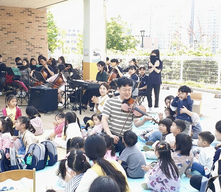 [화성=뉴시스] 경기 화성 동탄목동중학교 학생오케스트라가 시립 목동어린이집에서 연주회를 열고 있다. (사진=동탄목동중학교 제공) 2024.5.15. photo@newsis.com *재판매 및 DB 금지
