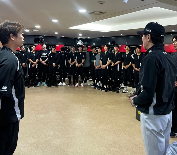 이강철(오른쪽) KT 위즈 감독과 선수들. (사진=KT 제공) *재판매 및 DB 금지