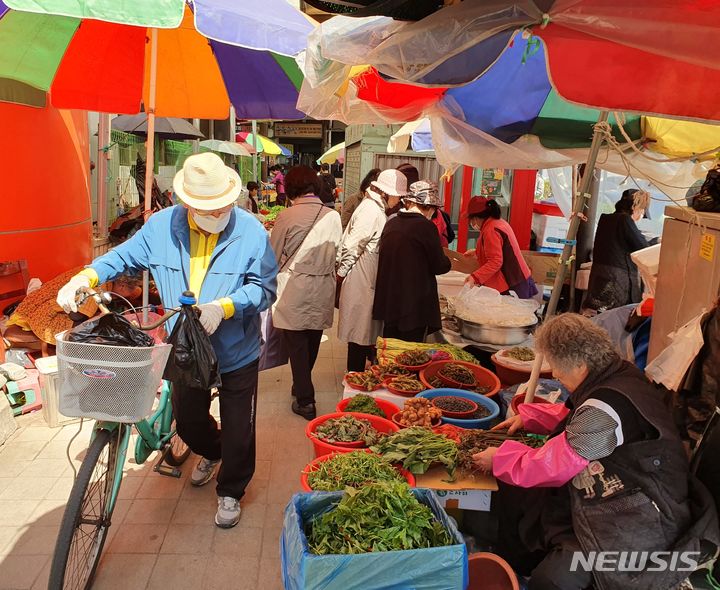 [청주=뉴시스] 서주영 기자 = 충북 청주시 상당구 육거리종합시장 입구 근처에서 상인들이 노점상을 인도에 설치한 채 장사를 하고 있다. 2024.05.15. juyeong@newsis.com *재판매 및 DB 금지