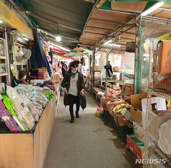 [청주=뉴시스] 충북 청주시 상당구 육거리종합시장 입구 근처에서 상인들이 가판대를 인도에 설치한 채 장사를 하고 있다. 2024.05.15. juyeong@newsis.com *재판매 및 DB 금지