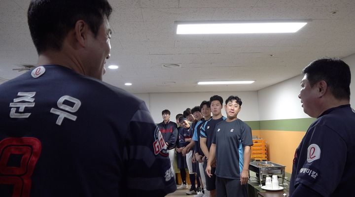 김태형(오른쪽) 롯데 감독과 선수들. (사진=롯데 제공) *재판매 및 DB 금지