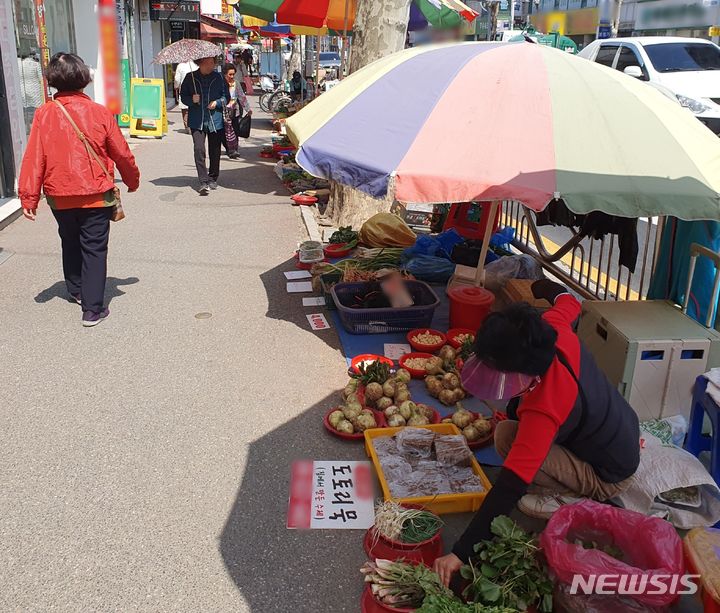 [청주=뉴시스] 충북 청주시 상당구 육거리종합시장 입구 근처에서 상인들이 노점상을 인도에 설치한 채 장사를 하고 있다. 2024.05.15. juyeong@newsis.com *재판매 및 DB 금지