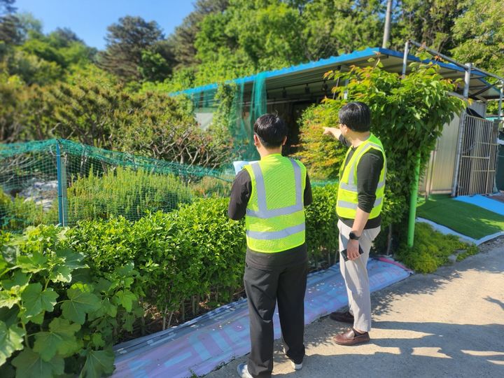 [대전=뉴시스] 조명휘 기자 = 대전 유성구청 공무원이 개발제한구역 내 불법행위 특별단속을 실시하고 있다. (사진= 유성구 제공) 2024.05.15. photo@newsis.com *재판매 및 DB 금지