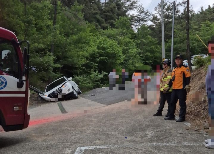 구미시 도계면 신곡리 한 사찰 인근에서 발생한 사고를 수습하고 있다. (사진=경북소방본부 제공)   *재판매 및 DB 금지