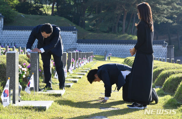 [광주=뉴시스] 변재훈 기자 = 개혁신당 이준석 대표가 5·18민주화운동 44주기를 사흘 앞둔 15일 오전 광주 북구 운정동 국립 5·18민주묘지에서 이주영·천하람 국회의원 당선인과 함께 열사 묘역을 일일이 돌며 무릎 참배하고 있다.   이 대표 일행은 이날 새벽 경남 김해에서 가져온 국화를 5·18민주묘지 내 모든 안장 묘 986기에 헌화한다. 2024.05.15. wisdom21@newsis.com