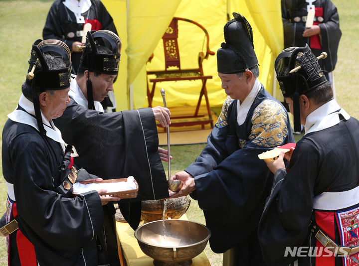 [여주=뉴시스] 최진석 기자 = 15일 오전 경기 여주시 능서면 세종대왕릉에서 '세종대왕 탄신 627돌 숭모제전'이 봉행되고 있다. (공동취재) 2024.05.15. photo@newsis.com&nbsp; 