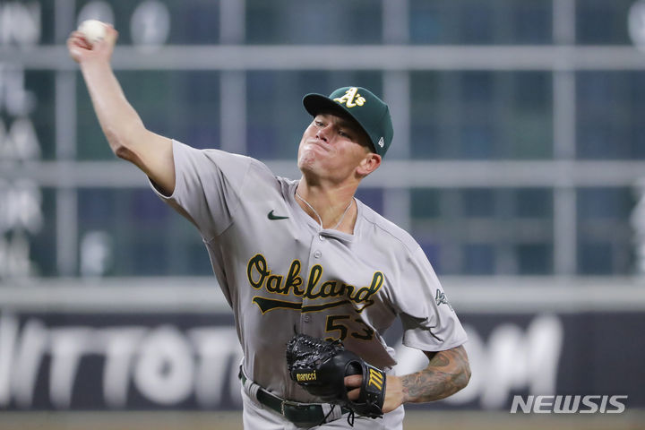 [휴스턴=AP/뉴시스] 메이저리그(MLB) 오클랜드 애슬레틱스의 애런 브룩스가 16일(한국시각) 미국 텍사스주 휴스턴의 미닛메이드파크에서 열린 2024 MLB 휴스턴 애스트로스와의 원정경기에 선발 등판해 역투하고 있다. 2024.05.16