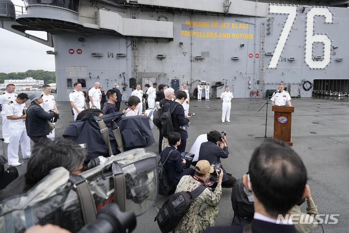 [요코스카=AP/뉴시스]16일 일본 도쿄 남쪽 요코스카시에 있는 미 해군 요코스카 기지에서 항해하기 전 미 해군 항공모함 로널드 레이건(CVN-76)호에서 제5항모타격단 사령관 그레고리 뉴커크 소장이 연설하고 있다. 2024.05.16.