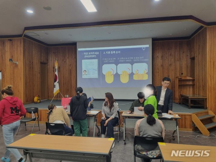 [여주=뉴시스] 수원출입국·외국인청의 외국인 계절근로자 지문등록(여주시 제공)