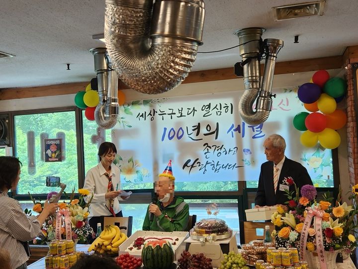 [서울=뉴시스]방화3동 100세 어르신 축하연. 2024.05.16. (사진=강서구 제공) *재판매 및 DB 금지