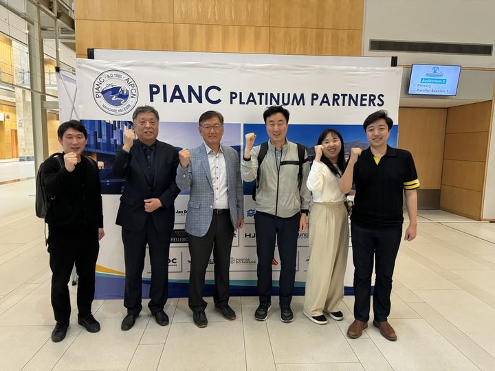 [부산=뉴시스] PIANC 세계회의(World Congress) 한국인 참석자. 왼쪽에서 4번째 화승코퍼레이션 윤순환 상무. (사진=화승코퍼레이션 제공) 2024.05.16. photo@newsis.com *재판매 및 DB 금지