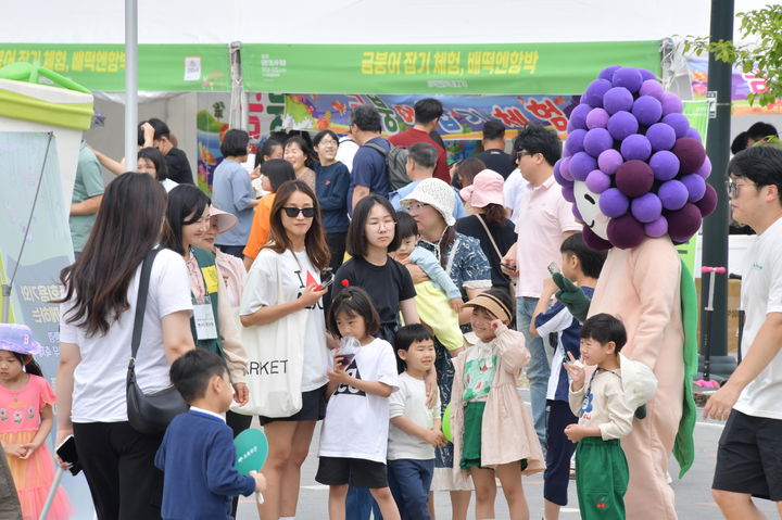 [담양=뉴시스] 송창헌 기자 =  '대숲처럼, 초록처럼'을 주제로 지난 11일부터 닷새 동안 열린 제23회 담양 대나무축제가 65만 인파가 방문하며 성황리에 15일 마무리됐다. (사진=담양군 제공) 2024.05.16 photo@newsis.com *재판매 및 DB 금지