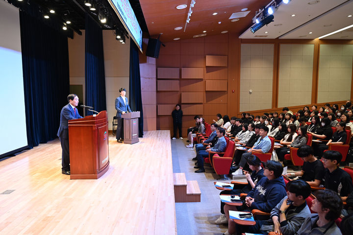 [창녕=뉴시스] 성낙인 군수가 EBS 학습전략설명회에서 인사말을 하고 있다. (사진=창녕군 제공) 2024.05.16. photo@newsis.com *재판매 및 DB 금지