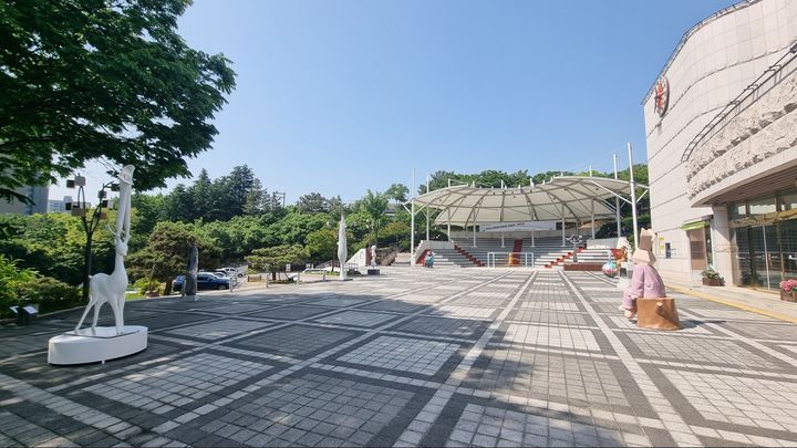 [대구=뉴시스] 햇살이 따뜻한 미술관 '아트월' 야외 조각 전시 모습. (사진=대구시 서구 제공) 2024.05.16. photo@newsis.com&nbsp; *재판매 및 DB 금지