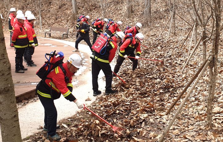 훈련하는 제천시 산불전문예방진화대 *재판매 및 DB 금지